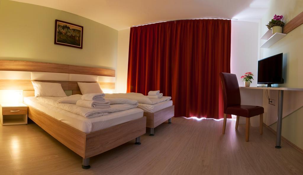 Hotel Pallone Balatonfured Room photo